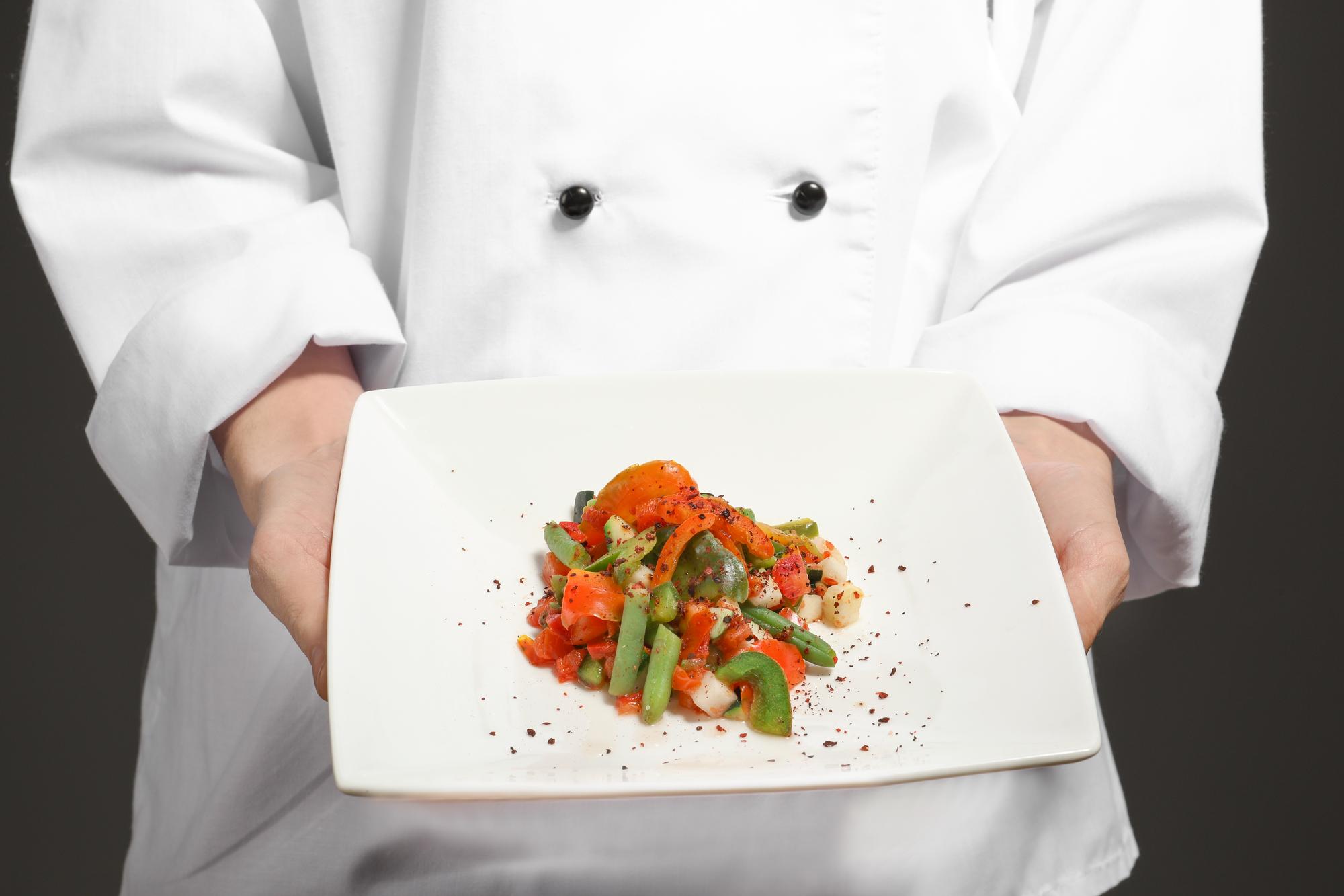 Dettaglio chef che impiatta