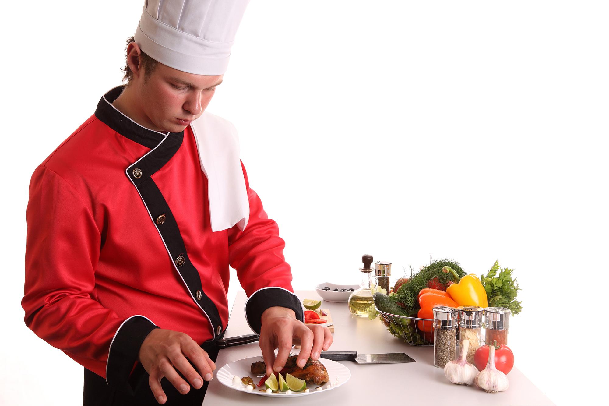 Chef che prepara un piatto veloce in cucina moderna